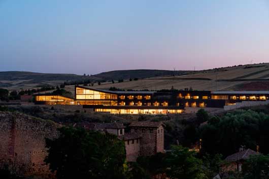 portalhoreca's tweet image. Así es el nuevo #Parador de #MolinadeAragón, integrado en el paisaje y con #interiorismo y #mobiliario de #Cidon

profesionalhoreca.com/2025/06/22/el-…

#hoteles @paradores #aperturas