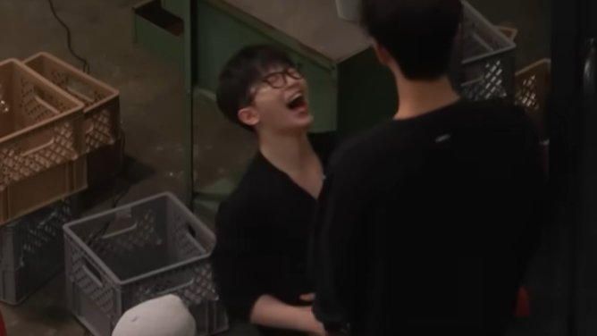 howoosol's tweet photo. jihoon burst out laughing https://t.co/SWkk6a6UmF