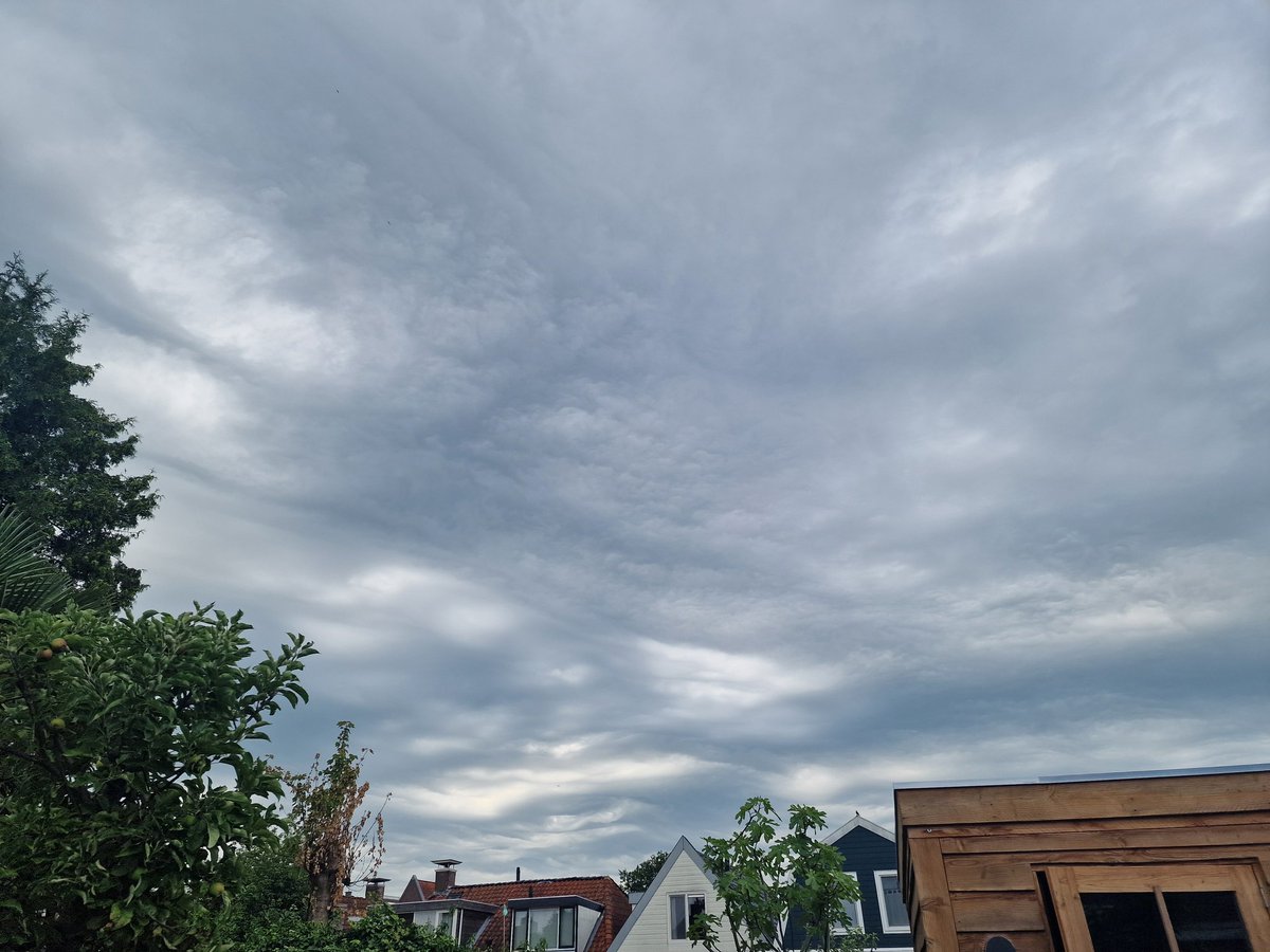 jessicasnitjer's tweet photo. Oehhh er hangt wat in de lucht. #fryslân #onweer #clouds #Sneek  @StormchaserNL https://t.co/2iZ9mKcRud