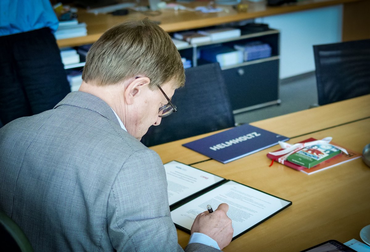 CIFAR_News's tweet image. CIFAR is pleased to announce a Memorandum of Understanding with @helmholtz_en, intended to build on our existing collaboration and foster closer cooperation.
Together, we aim to connect researchers and students, amplifying their commitment to advancing knowledge and innovation.