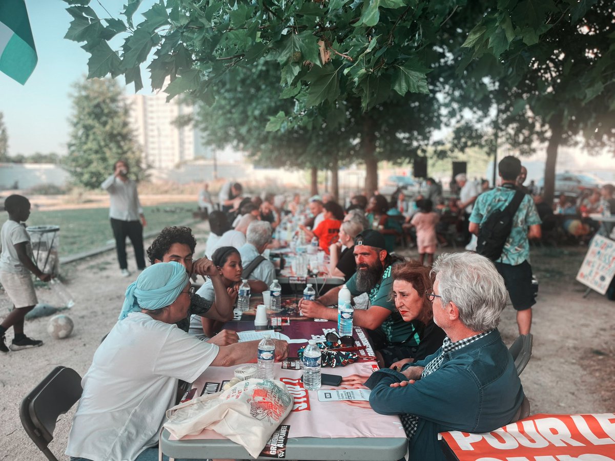 ✊ Heureux d’avoir ouvert la première assemblée municipale citoyenne de La France insoumise à Saint-Denis, au cœur de la cité du Franc-Moisin. 

200 personnes ont planché en ateliers participatifs sur les mesures qu’ils voudraient voir appliquer dans leur ville. 

Bravo à