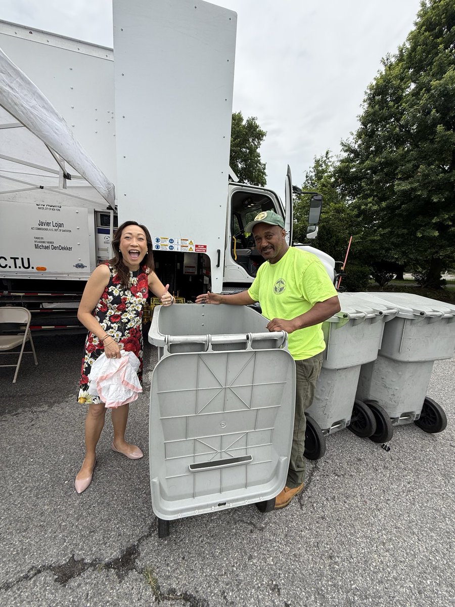 CMLindaLee's tweet image. Shredding is back in District 23! Stop by Cunningham Park to have your papers, bills, and sensitive documents discarded. The truck will be at the Cunningham Park lot off of Union Turnpike until 12PM!