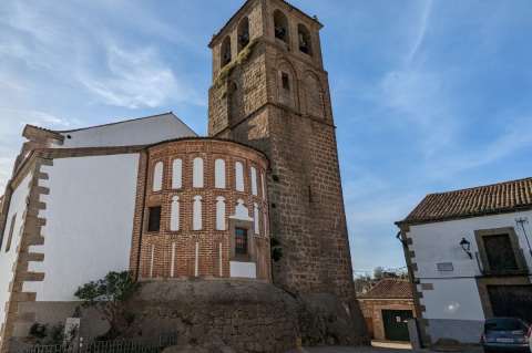 ⛪️ Santa María la Mayor – Historia y nobleza en piedra
Entre las callejuelas del casco antiguo de Béjar se esconde una joya monumental: la Iglesia de Santa María la Mayor.
Pasear por sus alrededores es hacer un viaje al pasado, entre escudos y piedras que cuentan historias.