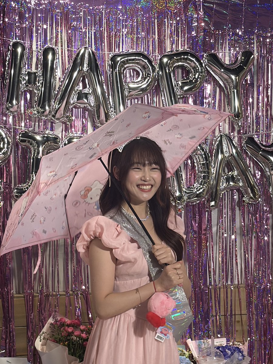 사랑하는내리리님 비가오고눈이와두 언제나이렇게예쁘게 웃을일만있으면좋겠다아아아 .ᐟ .ᐟ 🤍🤍
우산이 온리원이야♡
리리카 비 다 막아줄게!!!!!🌂🌂