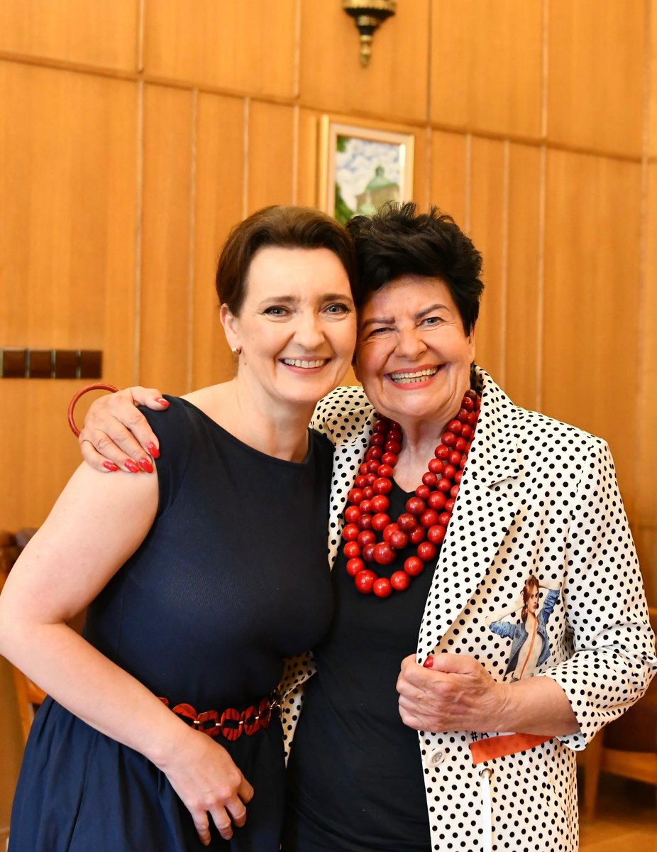 SeniorzyKPRM's tweet image. 👥 Minister @OklaDrewnowicz spotkała się z prof. @Joanna_Senyszyn.
Rozmowa dotyczyła priorytetów polityki senioralnej 👵👴
🚪 Szczególny nacisk położono na problem „więźniów 4. piętra” i konieczność likwidowania barier.
#senior #kprm