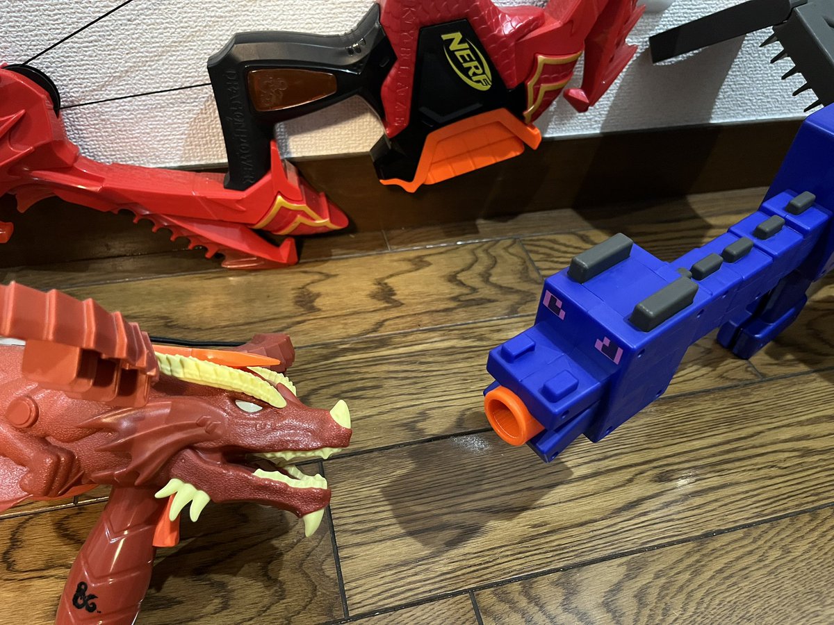 nerfgazer's tweet photo. 新興勢力のソリッドで高性能なブラスターには何かが足りない、そう、愛嬌のようなものが……やっぱりナーフには随一の、可愛げと独特の魅力がある。たとえば「ドラゴン」というモチーフひとつ取っても、ナーフ���中にはこんなに幅がある。そんな玩具なかなかない。巡り逢えて佳かった #ナーフの日GP2025 https://t.co/CU9yhgQJCg