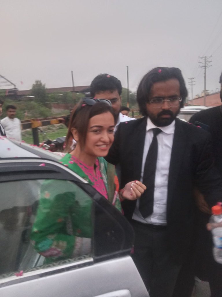 zainAbbasipti's tweet image. تحریک میں جب اتنی بہادر خواتین ہوں تو کامیابی اُس تحریک کا مقدر ضرور ہوتی ہے آج رہا ہوتے ہی پارٹی پرچم لہرا دیا اور نعرہ مستانہ بلند کیا اِس میں شک نہیں کہ یہ بہنیں بہت بہادر ہیں اور نظریہ کا بوجھ اٹھائے ھوئے ہیں۔
صنم جاوید اور فیملی کو رہائی مبارک