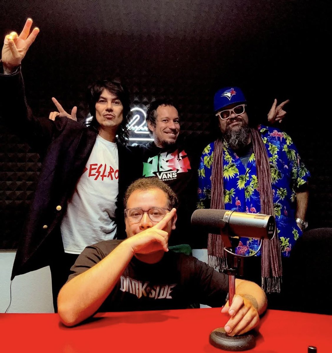 Hoy tocó en el Gallito Mañanero con <a href="/elAleGuarrero/">Funadito de Tal</a> <a href="/ElTioTranqui/">Antonio Tranquilino</a> <a href="/EsKevinVega/">Kevin Vega</a> presentando TERNURA RADICAL