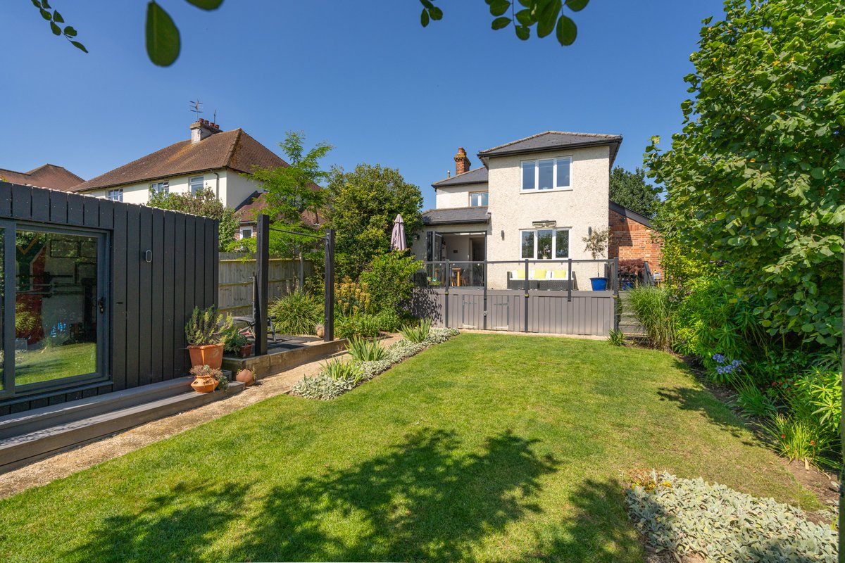 NEW LISTING IN TUNBRIDGE WELLS! GUIDE PRICE £825k: Bright spacious 3-bed house with off street parking, landscaped garden and garden studio 
flyingfishproperties.co.uk/property-for-s…
.
.
.
#tunbridgewells #tonbridge #bidborough #southborough #penshurst #speldhurst #hildenborough #sevenoaks