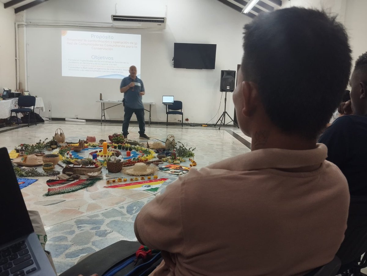 FAO_Colombia's tweet photo. 🎥 👉🏾 Con la participación de 8 colectivos, iniciamos la conformación de la *Red de Colectivos de comunicación para la conservación en el #PacíficoBiocultural* para intercambiar experiencias, fortalecer capacidades y acordar acciones conjuntas para su sostenibilidad 🌱🙋🏽‍♀️🙋🏿‍♂️🪘 https://t.co/SoDlbCu42e
