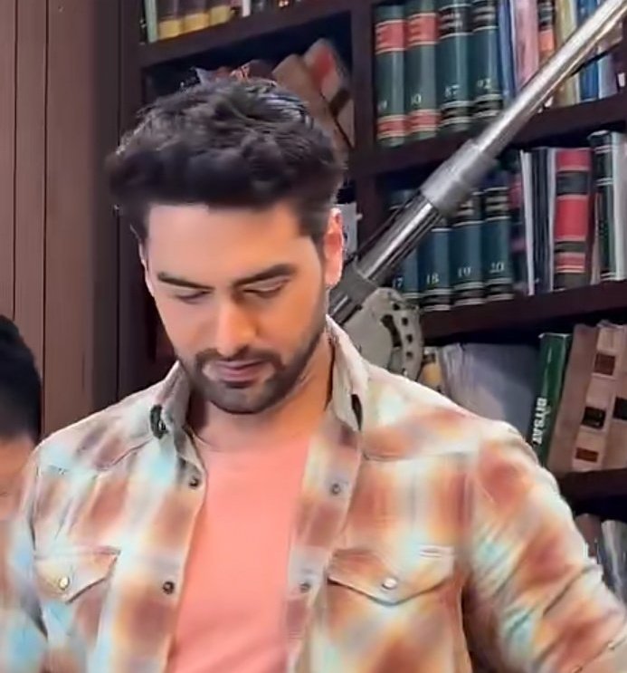 OFCRohitPurohit's tweet image. ****ACTIVITY ALERT*****
Quote your favorite Armaan outfit from the current episodes/old episodes , Rohit is absolutely slaying in all fits 🔥 

Do use hashtags 
[#RohitPurohit #armaanpoddar #yrkkh]
