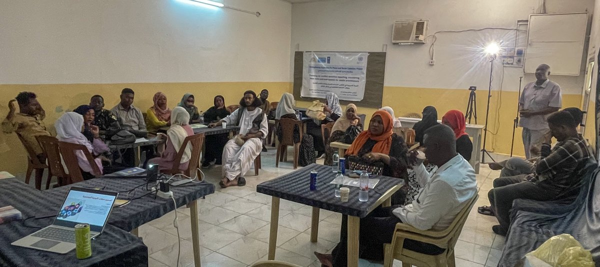 UNDP_Sudan's tweet image. In #PortSudan, 30 journalists attended a training on conflict-sensitive reporting, misinformation & hate speech.
Supported by @UNPeacebuilding, parts of the training will also air on community radio, showing how media can be a force for peace, not division.