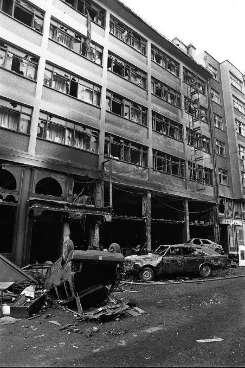 Meine Gedanken sind heute bei denen, die am 2.Juli 1993 ihre Liebsten verloren haben, darunter auch Menschen aus Köln, als ein islamistischer Mob das Madımak-Hotel in Brand steckte, in dem sich Teilnehmer*innen eines alevitischen Kulturfestivals aufhielten,  #unutMADIMAKlımda