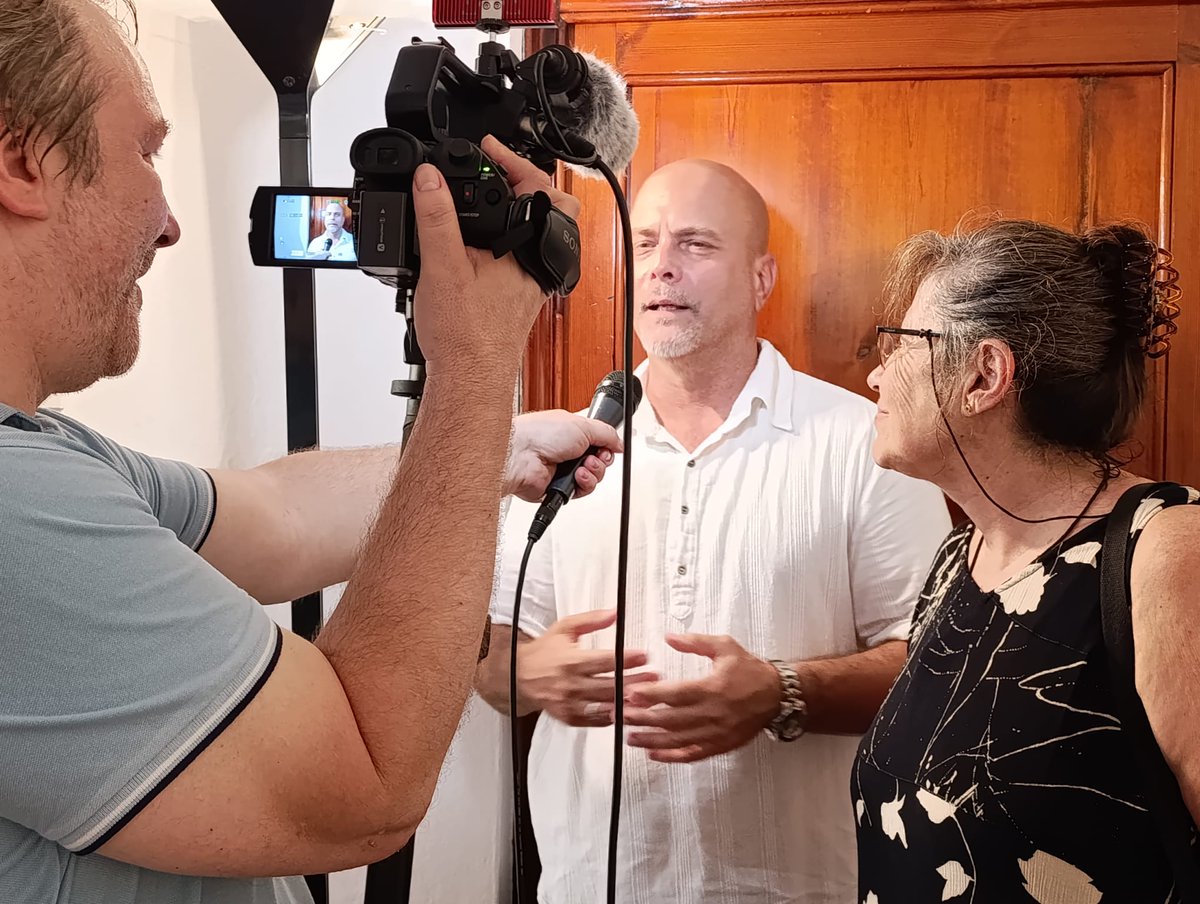 En la alcaldía de la ciudad italiana de Empoli, provincia de Florencia, fuimos entrevistados por la TV local, sobre los daños que causa el bloqueo a los cubanos, y también a los norteamericanos.  #Cuba #CDRCuba #TumbaElBloqueo