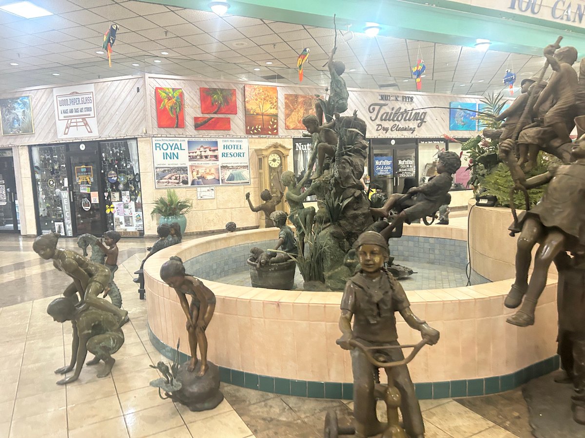 thecondecenter's tweet image. 🤝 Inspiring connections at the Hispanic Chamber of Commerce Networking Event in Wellington, FL!

#HispanicChamber #WellingtonFL #CondeCenter #CommunityHealth #LatinoProfessionals #ChiropracticCare #BrainHealth #HolisticWellness