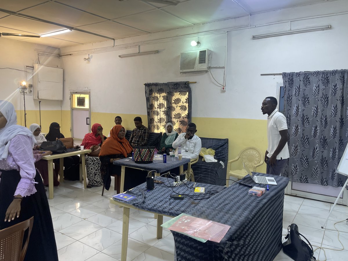 UNDP_Sudan's tweet image. In #PortSudan, 30 journalists attended a training on conflict-sensitive reporting, misinformation & hate speech.
Supported by @UNPeacebuilding, parts of the training will also air on community radio, showing how media can be a force for peace, not division.