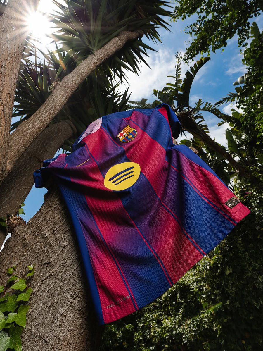 brfootball's tweet photo. Barcelona's new home kit is here 🔵🔴 https://t.co/YjUHoPAuiE