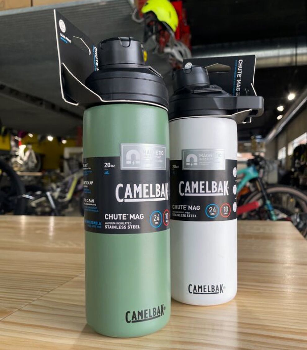 𝗕𝗶𝗱𝗼́𝗻 𝗖𝗮𝗺𝗲𝗹𝗯𝗮𝗸 𝗖𝗛𝗨𝗧𝗘® 𝗠𝗔𝗚 𝗦𝗦𝗧
is.gd/niCuA9 

Hay bidones buenos, y después está el 𝗖𝗛𝗨𝗧𝗘® 𝗠𝗔𝗚 𝗦𝗦𝗧.

Una auténtica virguería  #CAMELBAK en acero inoxidable, y con un ingenioso sistema de cierre mediante tapón magnético.

#Ciclismo