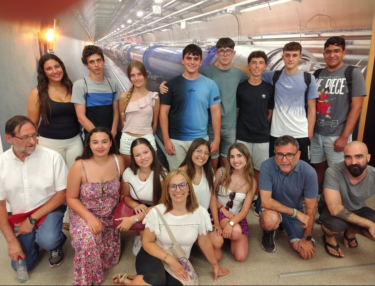 santigondelahoz's tweet image. Hui 2 de Juliol els alumnes de 2n de batxillerat de l'IES Joan Fuster de Sueca del curs 24-25 continuen fent física de qualitat. Hem tingut el privilegi de fer una visita privada a @IFICorpuscular