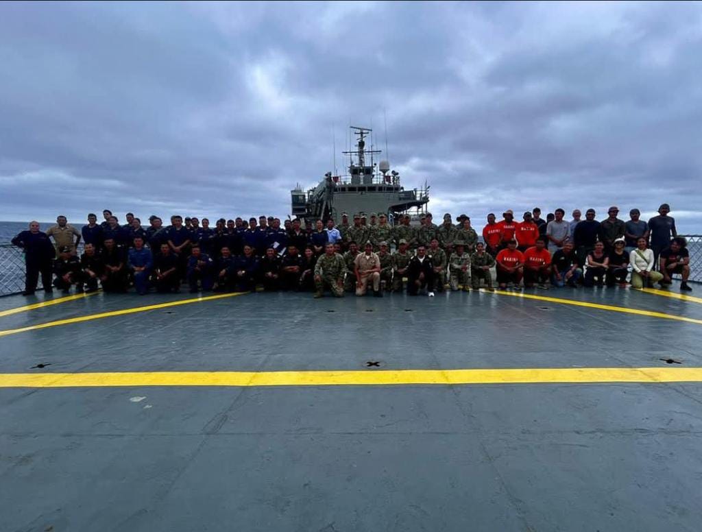 La tripulación del buque de la Armada de México "Isla Tiburón" en conjunto con un grupo de científicos de <a href="/GeofisicaUNAM/">Instituto de Geofísica, UNAM</a>, durante la misión de reconocimiento en Isla Socorro. Un ejemplo de cooperación técnica y científica de las fuerzas armadas mexicanas y la <a href="/UNAM_MX/">UNAM</a>.