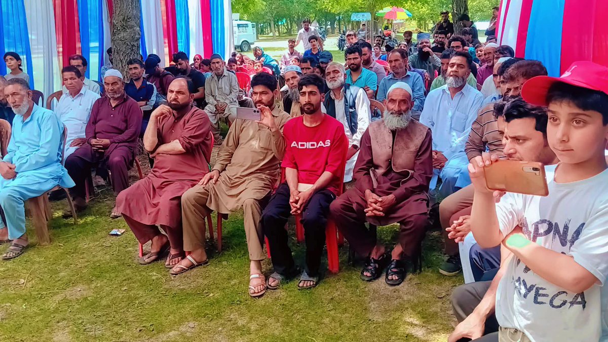 NCkalakote's tweet photo. Hon'ble MLA Devsar @PeerzadaFaroz Ahmed Presided over a workers' meeting at #Cheyen Devsar 

The gathering offered a valuable platform for grassroots workers to express their concerns and share their suggestions. 

 Peer Zada Feroze Ah. listened to their grievances, assuring them of timely redressal and reaffirming his unwavering commitment to public welfare and inclusive development.