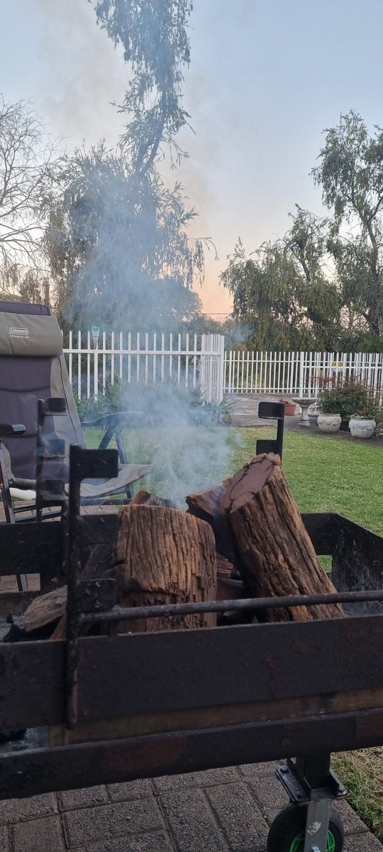 JannieSchuler's tweet image. Vir 'n verandering kan ek weer buite kaggel maak. Wonder wanneer daag die Kaapse weer op.