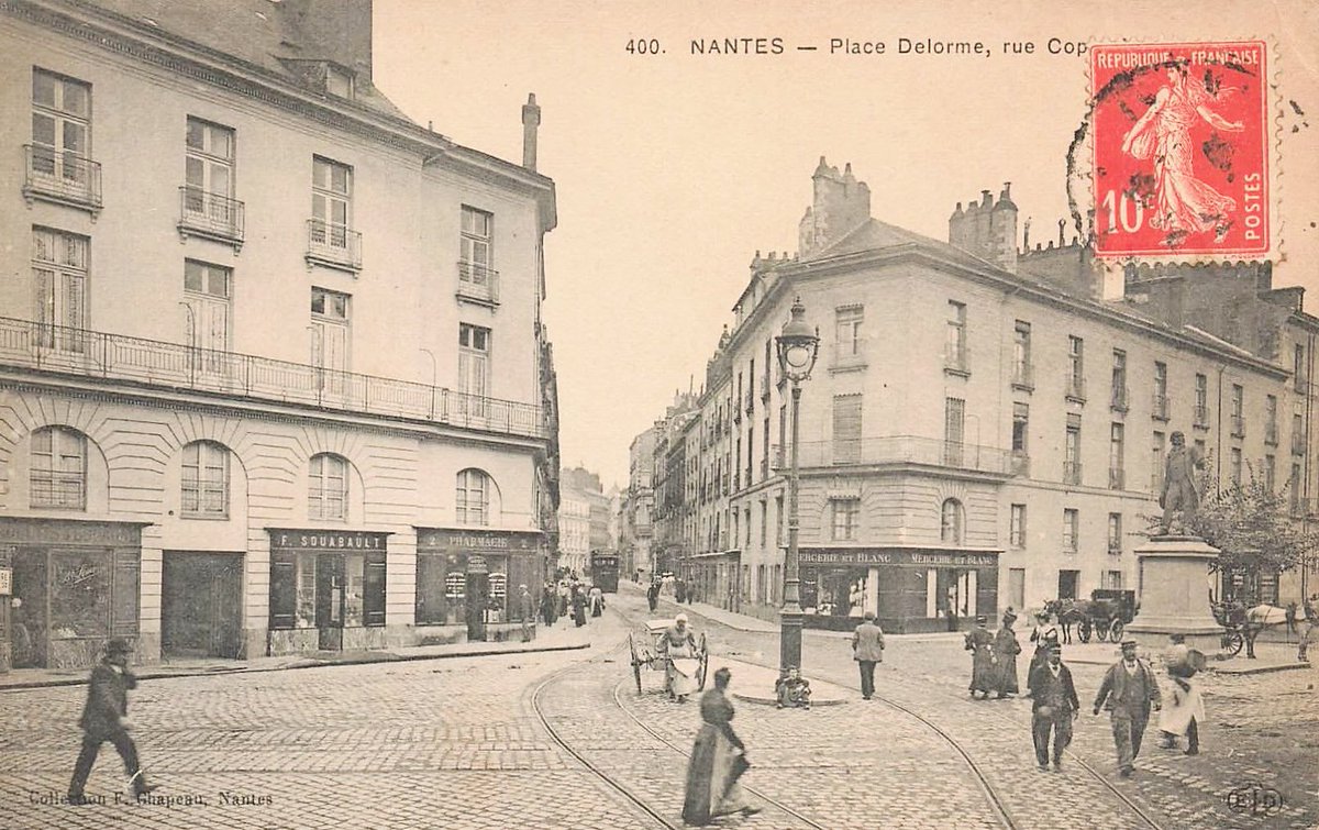 ##Nantes, place Delorme, carte postale de François Chapeau. La statue en pied d'Ange Guépin (1805-1873) sera fondue lors de la Seconde Guerre mondiale pour être transformée en munitions par les Allemands. Un buste en pierre l'a remplacé après la guerre #Bretagne vers 1910