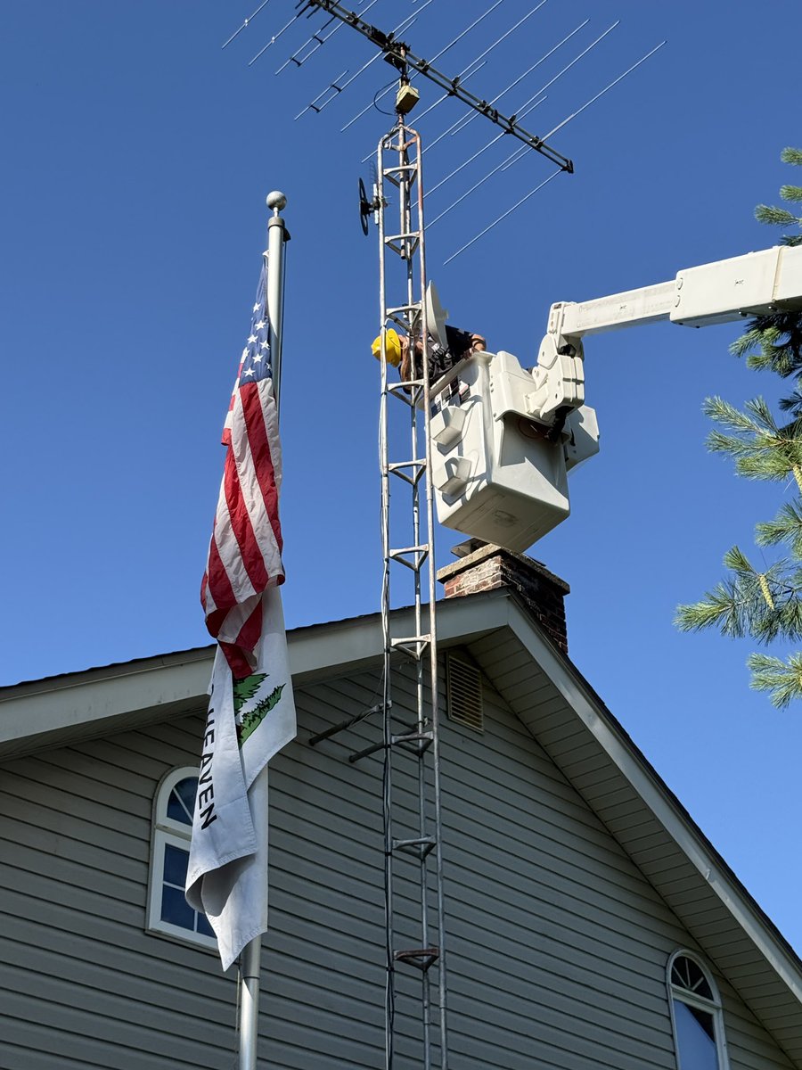 RPL_Parallax's tweet image. Replaced a competitors antenna with a @Ubiquiti Loco Nano for our service. Customer went from 1Mbps service with them to 100Mbps with us. #happycustomer