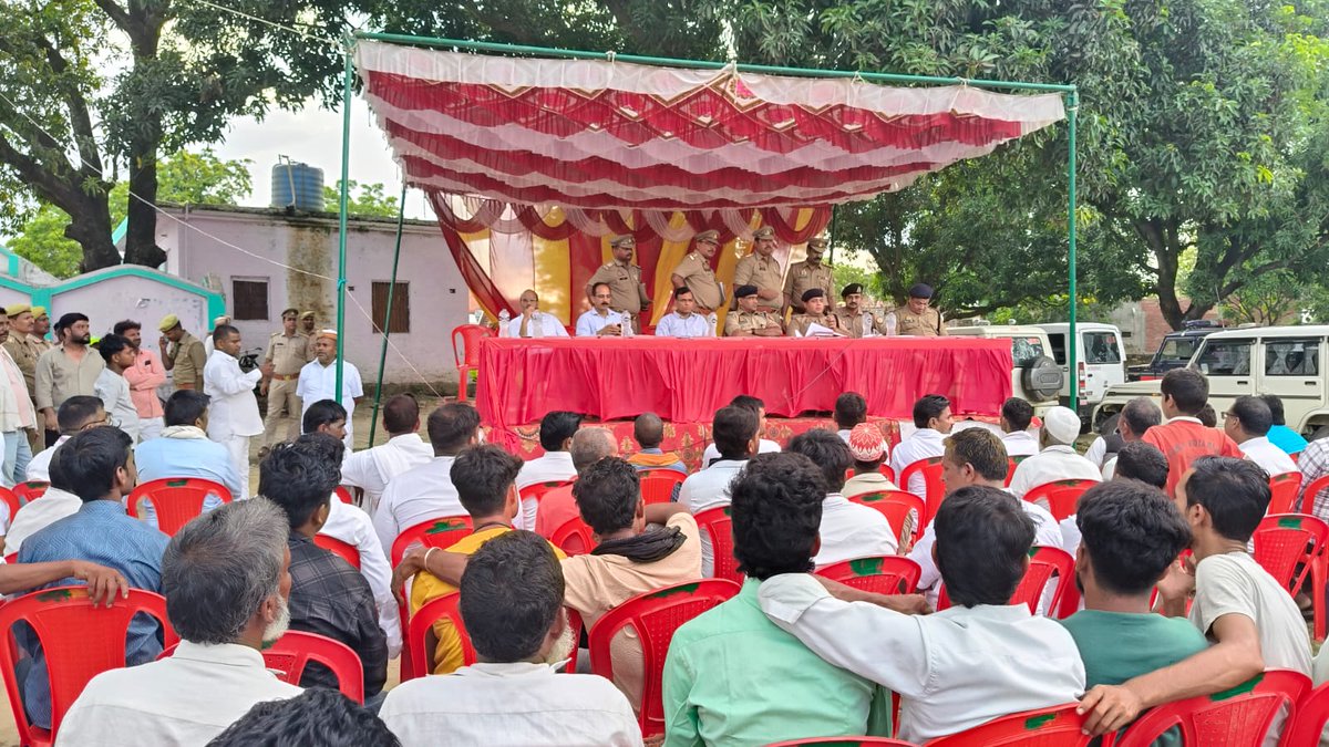 shravastipolice's tweet photo. पिरभितनी शरीफ़ त्रिलोकपुर में #ADMSVI #ASPSVI #SDM #SPRA बहराइच #CO भिनगा/नानपारा,  जमुनहा-नानपारा व प्रभारी निरीक्षक थाना हरदत्त नगर गिरंट सहित अन्य अधिकारियों द्वारा पीस कमेटी मीटिंग कर ताजियादारों को शासनादेशों से अवगत कराया गया। किसी प्रकार की समस्या नहीं बताई गई।
#UPPolice https://t.co/NYzh40CioA