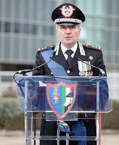 Quest’uomo si chiama Pietro Oresta, è un generale dei carabinieri.
Poco fa è stato rimosso senza tante spiegazioni dal suo incarico di comandante della Scuola Allievi Marescialli e Brigadieri di Firenze.
La sua “colpa”? Un discorso meraviglioso, commovente rivolto agli allievi