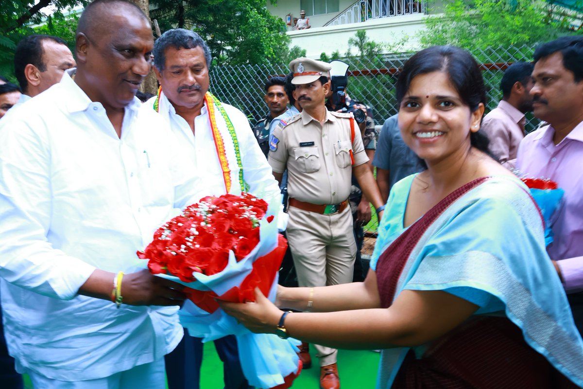 🚀ఉమ్మడి జిల్లా సమీక్ష సమావేశానికి వచ్చిన  జిల్లా ఇన్చార్జి మంత్రి, రాష్ట్ర ఎస్ సి, ఎస్ టి,మైనార్టీ సంక్షేమ శాఖ మంత్రి #అడ్లూరిలక్ష్మణ్ కుమార్ గారికి జిల్లా కలెక్టర్ #ఇలాత్రిపాఠి 💐పుష్పగుచ్చం  ఇచ్చి  💐స్వాగతం 💐పలికారు.
💥నల్గొండ జిల్లా కలెక్టరేట్‌ ఆవరణలోని ఉదయాదిత్య భవన్‌లో