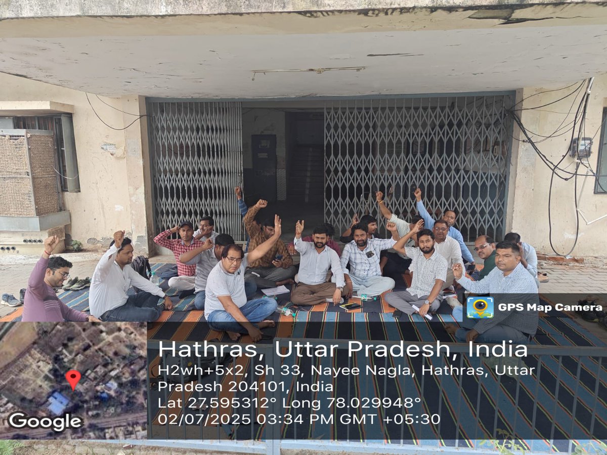Ku02335367Er's tweet photo. जीतेंगे हम ये वादा करो,,,💪💪
कोशिश हमेशा ज्यादा करो,,,✊
किस्मत भी रूठे पर हिम्मत ना टूटे,,💪
मजबूत इतना इरादा करो!😊💪✊
#Stop_Uppcl_Privatization
#निजीकरण_मुर्दाबाद @aajtak @ChairmanUppcl @bstvlive @uprvup @UPRVPAS @news24tvchannel @RahulGandhi @myogiadityanath @yadavakhilesh https://t.co/mdnmZT8B8C