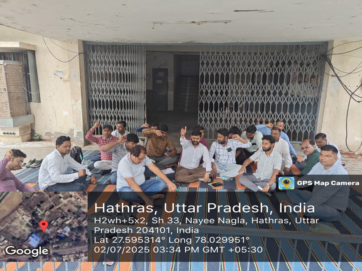 Ku02335367Er's tweet photo. जीतेंगे हम ये वादा करो,,,💪💪
कोशिश हमेशा ज्यादा करो,,,✊
किस्मत भी रूठे पर हिम्मत ना टूटे,,💪
मजबूत इतना इरादा करो!😊💪✊
#Stop_Uppcl_Privatization
#निजीकरण_मुर्दाबाद @aajtak @ChairmanUppcl @bstvlive @uprvup @UPRVPAS @news24tvchannel @RahulGandhi @myogiadityanath @yadavakhilesh https://t.co/mdnmZT8B8C