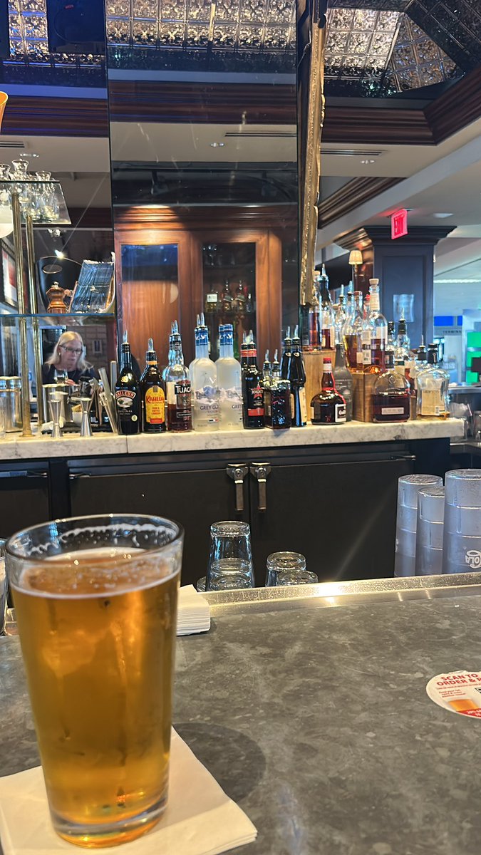 RichardMil42716's tweet photo. For a place general considered to have tons of rules, airport bars seem to have no rules. Absolute tomfoolery flies. Pregame the 4th #expand #freedom https://t.co/fNLco2fzf3