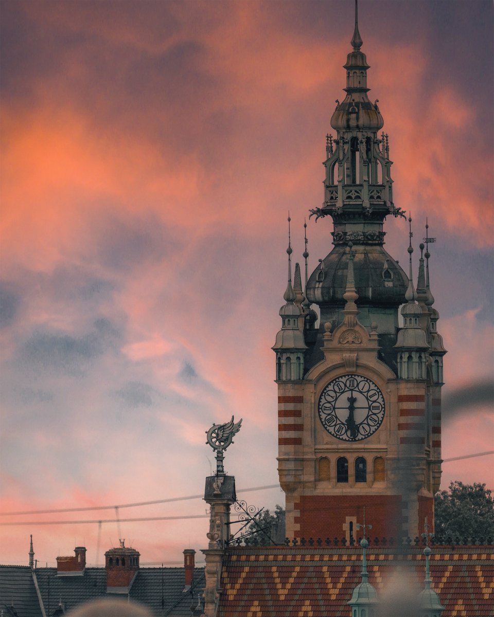 Wybiła godzina, w której warto się zatrzymać, spojrzeć w niebo i po prostu... dać się oczarować 🕡😍
#gdansk #ilovegdn
📸 Shimo Niak