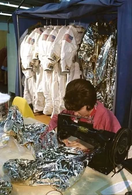 Nel 69 con una tuta cucita da una sarta l'uomo sulla luna resisteva a radiazioni cosmiche di ogni genere e ad escursioni termiche da -150/+100 gradi. Oggi ferro e acciaio pare che fondano già a +33 gradi, vale a dire a "temperatura fredda" di un lavaggio in lavatrice.
Foto NASA.