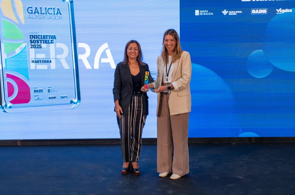 NauterraEspana's tweet photo. 🏆  La semana pasada recibimos el Premio Galicia Alimentación 2025 a la Iniciativa Sostenible, otorgado por el Clúster Alimentario de Galicia, por nuestro proyecto ‘Nauterra Residuo Cero’, que tiene como objetivo que la compañía valorice el 100% de los residuos que genera en todas sus fábricas, barcos y oficina. En solo seis años, hemos pasado de valorizar el 52% al 98,86% de los residuos que generamos. 

Esta iniciativa no solo ha optimizado nuestros procesos, también nos ha permitido eliminar plásticos de un solo uso, conseguir que más del 97% de los materiales que ponemos en el mercado puedan ser reciclados y desarrollar acciones de sensibilización ambiental entre nuestros colaboradores.

Gracias a todos los que hacéis posible este camino hacia un futuro más sostenible. 💚