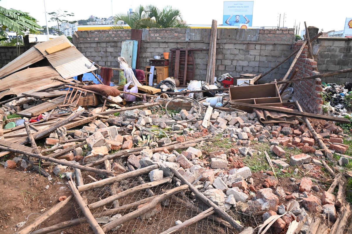 NabaasaWyclif1's tweet photo. where is the warrant of eviction before you removed the family
#corruptionmuststop https://t.co/eZmT52cqAw