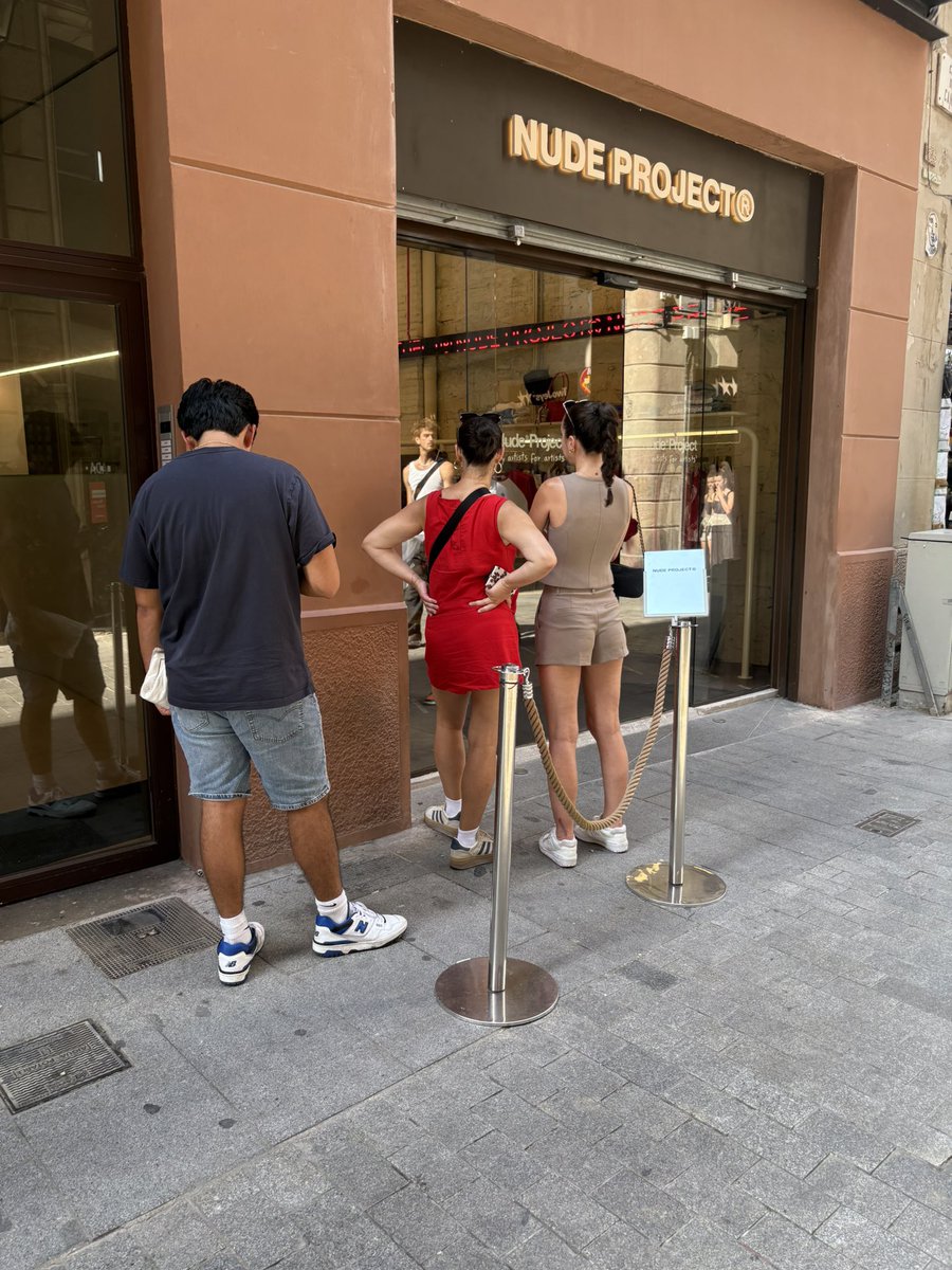 Que no se t’acudeixi plantar un trípode als carrers de Barcelona, que si et veuen els de l’Ajuntament et demanaran el permís de gravació. Però aquest comerç del carrer Canuda, des de que va obrir, ocupa la via pública amb mobiliari privat i <a href="/bcn_ajuntament/">Ajuntament de Barcelona</a> no diu ni piu 🤡