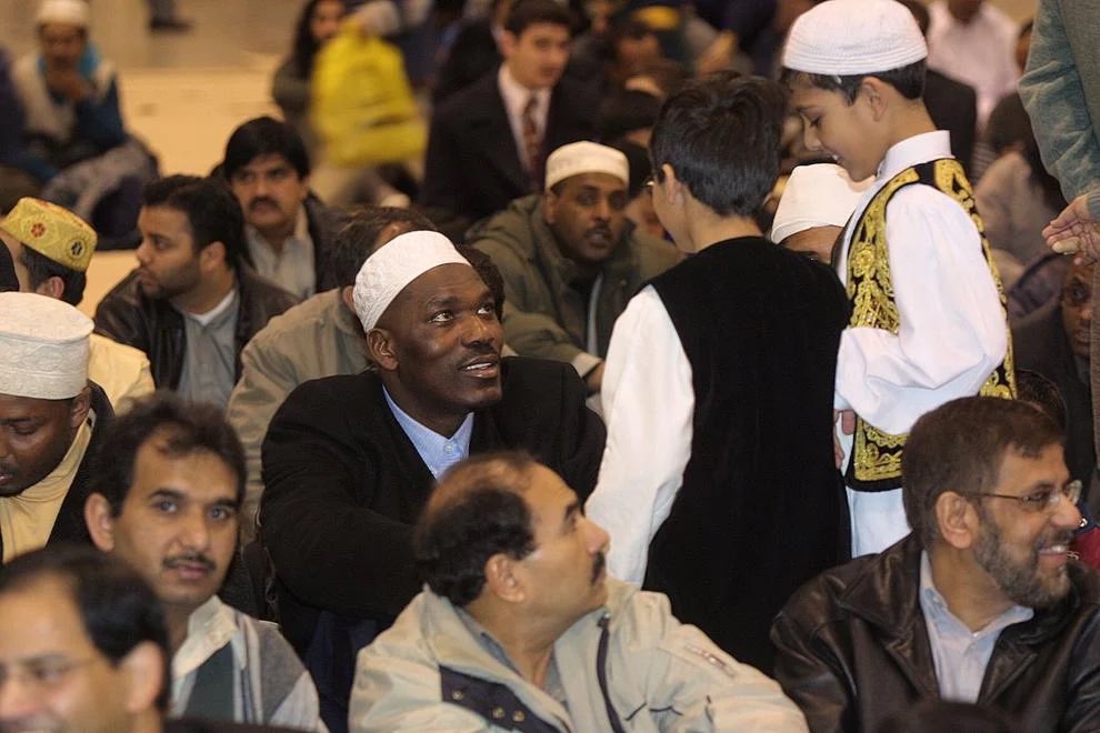 Despite his short stint with the Raptors, Hakeem left a huge impact in Toronto’s Muslim community and helped fund multiple mosques in the city. 

He also told me his favourite restaurant when visiting Toronto is the Somali cuisine spot, Hamdi restaurant. thestar.com/sports/basketb…