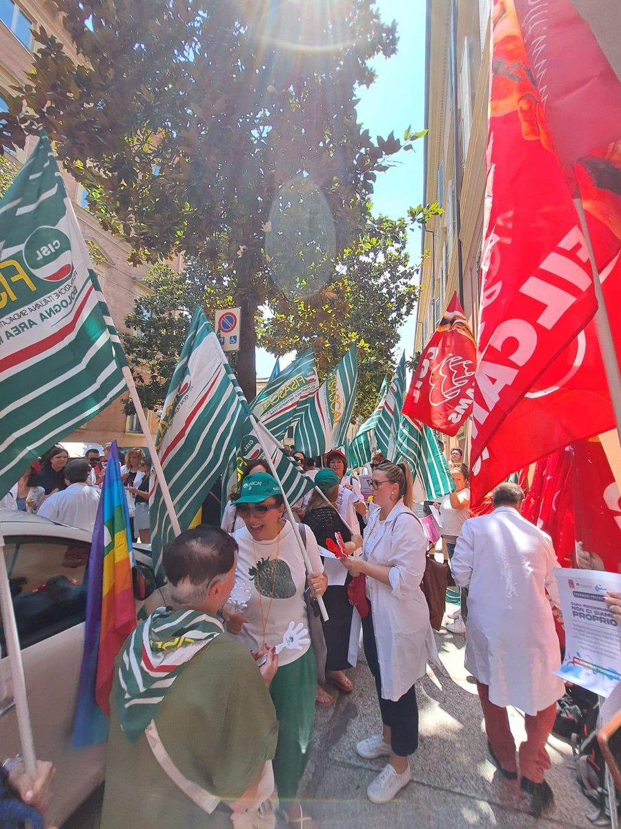 FisascatCisl75's tweet photo. 🟢 Proseguono in tutta Italia i presìdi dei dipendenti da #FarmaciePrivate per chiedere a #Federfarma di tornare al tavolo e rinnovare il #Contratto nazionale, scaduto il 31 agosto 2024. Da allora, nessun aumento salariale per le circa 60mila farmaciste e farmacisti: il Primo Livello è fermo dal novembre 2021 a 1.969,97 € lordi. Una retribuzione che stride con il ruolo attuale del farmacista, proiettandosi oltre la dispensazione dei farmaci, fungendo da punto di riferimento essenziale per la salute del cittadino. 

⚠️ La proposta di incremento salariale dell’Associazione datoriale di soli 120 € per un triennio di vigenza contrattuale non solo è insufficiente, ma inadeguata a dare risposte proporzionate alle necessità della categoria e alimenta la fuga dalla professione.

🏥 Nonostante la piena e funzionale integrazione con il SSN sancita dall’Accordo Collettivo Nazionale ratificato il 6 marzo 2025 dalla Conferenza Stato-Regioni mancano ancora diritti fondamentali:
🔸 aumenti dignitosi
🔸 maggiorazioni retributive adeguate
🔸 indennità notturne
🔸 maternità pienamente retribuita
🔸 una classificazione professionale coerente

📢 #VincenzoDellOrefice: “La partecipazione significativa alla mobilitazione dà prova della consapevolezza diffusa nella categoria che senza una decisa presa di posizione il settore rischia di tornare nelle sabbie mobili che hanno contraddistinto l’ultimo rinnovo del Ccnl siglato nel 2021. Molte sono le cose che mancano per dare il giusto riconoscimento a chi da dipendente opera in farmacia. Manca una retribuzione adeguata all’importanza del lavoro svolto, ma mancano anche istituti contrattuali di fondamentale importanza. La #FisascatCisl auspica che la mobilitazione costruttiva, ordinata e convinta induca Federfarma a riprendere il confronto con un altro spirito”.

📸 Le immagini dai presìdi in #EmiliaRomagna a Rimini, Forlì-Cesena, Ravenna, Reggio Emilia e Bologna. Il 4 luglio il presidio a Modena.

#IlContrattoCiSpetta 

📸 https://t.co/bguI3vpf1s