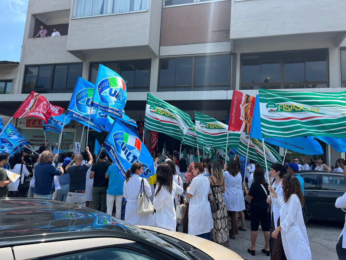 FisascatCisl75's tweet photo. 🟢 Proseguono in tutta Italia i presìdi dei dipendenti da #FarmaciePrivate per chiedere a #Federfarma di tornare al tavolo e rinnovare il #Contratto nazionale, scaduto il 31 agosto 2024. Da allora, nessun aumento salariale per le circa 60mila farmaciste e farmacisti: il Primo Livello è fermo dal novembre 2021 a 1.969,97 € lordi. Una retribuzione che stride con il ruolo attuale del farmacista, proiettandosi oltre la dispensazione dei farmaci, fungendo da punto di riferimento essenziale per la salute del cittadino. 

⚠️ La proposta di incremento salariale dell’Associazione datoriale di soli 120 € per un triennio di vigenza contrattuale non solo è insufficiente, ma inadeguata a dare risposte proporzionate alle necessità della categoria e alimenta la fuga dalla professione.

🏥 Nonostante la piena e funzionale integrazione con il SSN sancita dall’Accordo Collettivo Nazionale ratificato il 6 marzo 2025 dalla Conferenza Stato-Regioni mancano ancora diritti fondamentali:
🔸 aumenti dignitosi
🔸 maggiorazioni retributive adeguate
🔸 indennità notturne
🔸 maternità pienamente retribuita
🔸 una classificazione professionale coerente

📢 #VincenzoDellOrefice: “La partecipazione significativa alla mobilitazione dà prova della consapevolezza diffusa nella categoria che senza una decisa presa di posizione il settore rischia di tornare nelle sabbie mobili che hanno contraddistinto l’ultimo rinnovo del Ccnl siglato nel 2021. Molte sono le cose che mancano per dare il giusto riconoscimento a chi da dipendente opera in farmacia. Manca una retribuzione adeguata all’importanza del lavoro svolto, ma mancano anche istituti contrattuali di fondamentale importanza. La #FisascatCisl auspica che la mobilitazione costruttiva, ordinata e convinta induca Federfarma a riprendere il confronto con un altro spirito”.

📸 Le immagini dai presìdi in #EmiliaRomagna a Rimini, Forlì-Cesena, Ravenna, Reggio Emilia e Bologna. Il 4 luglio il presidio a Modena.

#IlContrattoCiSpetta 

📸 https://t.co/bguI3vpf1s