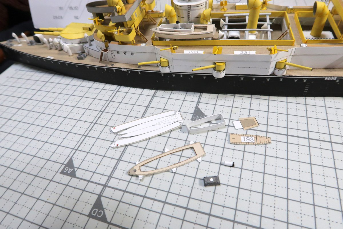 #ペーパークラフト
Austrian-Hungarian battleship SMS WIEN
(JSC 265) 1:250
モナルヒ級海防戦艦ウィーン
昨日に続いて短艇を作っています、漕船の座席部分はオプションのレーザーカット部品を使用しています