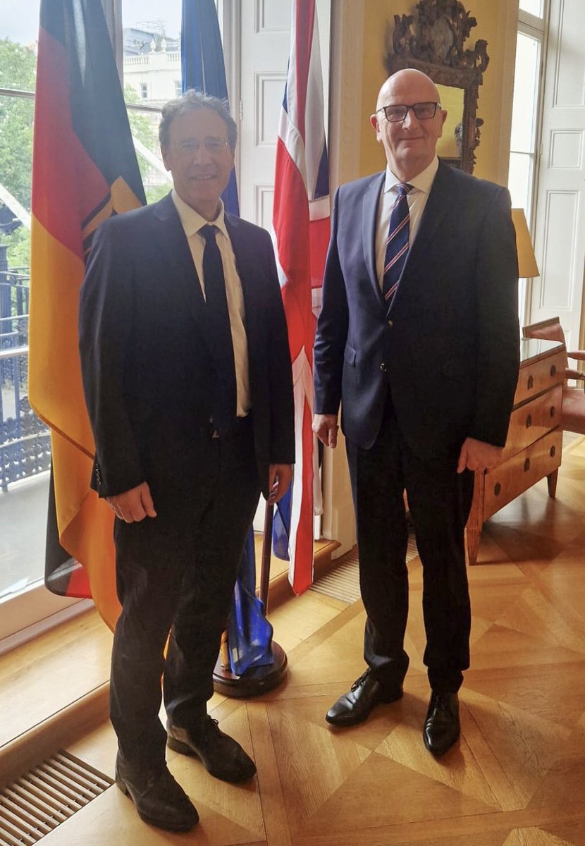 GermanAmbUK's tweet image. A pleasure to welcome Dietmar #Woidke, Ministerpräsident (First Minister) of the State of #Brandenburg. One of the key British 🇬🇧 investors in Brandenburg is @RollsRoyce. Good to talk about the closer 🇩🇪🇬🇧🇪🇺 ties on aerospace, science or youth mobility.