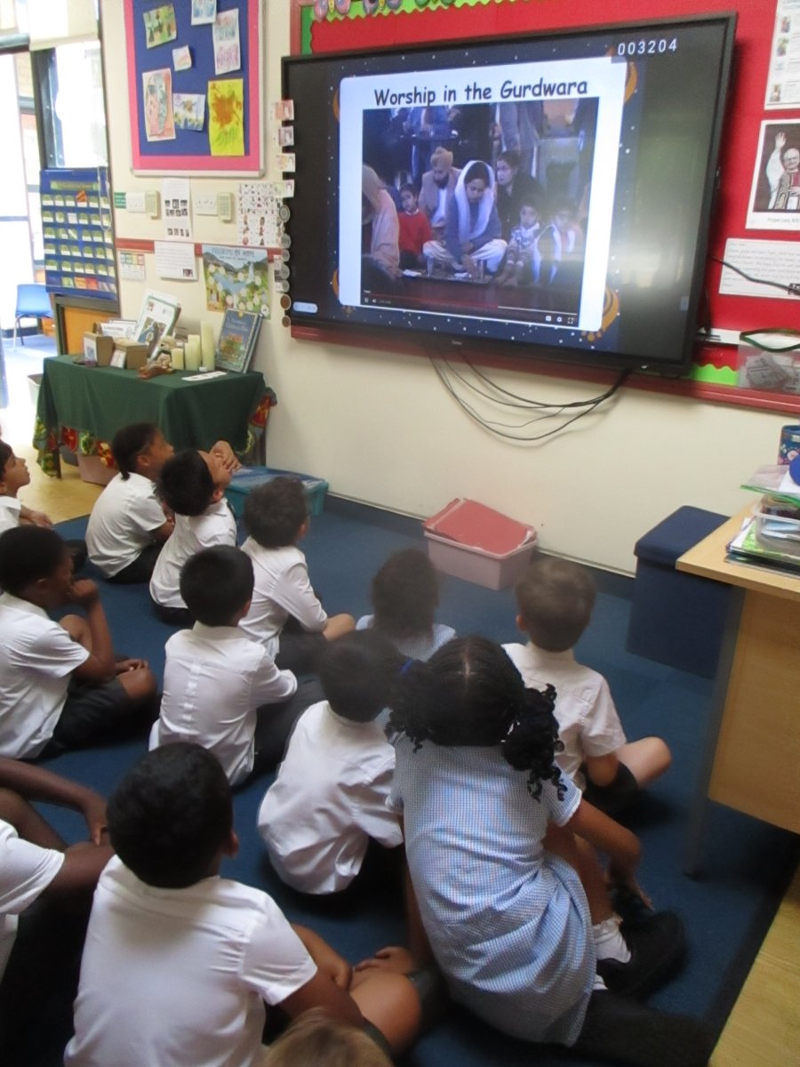ststephenscps's tweet image. In #multiculturalweek #year1 learnt about Sikhism and the Gurdwara. We looked at where the religion of Sikhism began and that the Gurdwara serves as a centre for the Sikh community life.