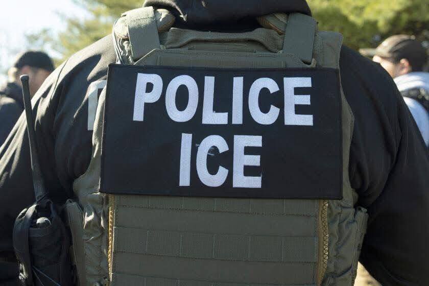 #Internacional 

CONTINÚAN LAS REDADAS DE “ICE”

Una madre hondureña que solicitaba asilo fue detenida por agentes de ICE vestidos de civil justo después de salir de un tribunal en Los Ángeles, junto a sus dos hijos.