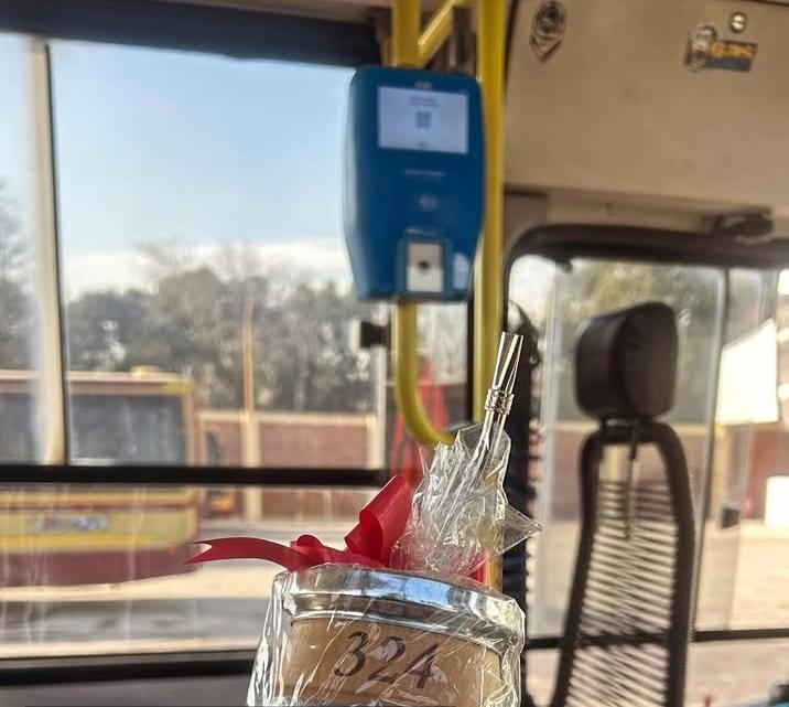 Bondis_y_Mas's tweet photo. SE VIENEN LAS NUEVAS VALIDADORAS CON LOS NUEVOS MÉTODOS DE PAGO A LA #LINEA324
Después de 15 años (aprox) se jubilan las míticas ABAKON T-1500 (verdes), que fueron las primeras en llegar en su momento. https://t.co/xTzGHRxx8n