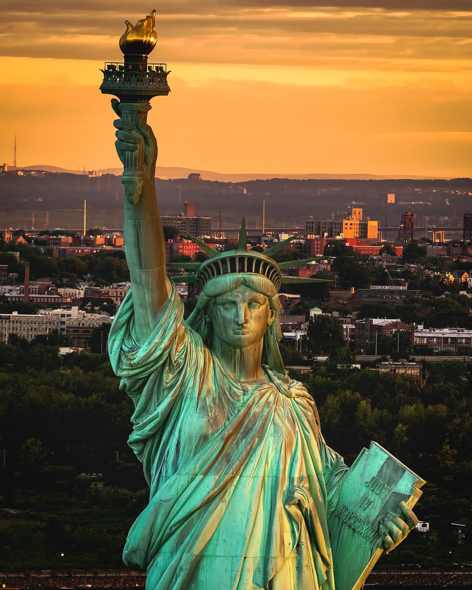 MellamoArt's tweet image. GM, Creatives & Collectors!
New York. Liberty. Light.
By the talented @BEH0LDINGEYE.