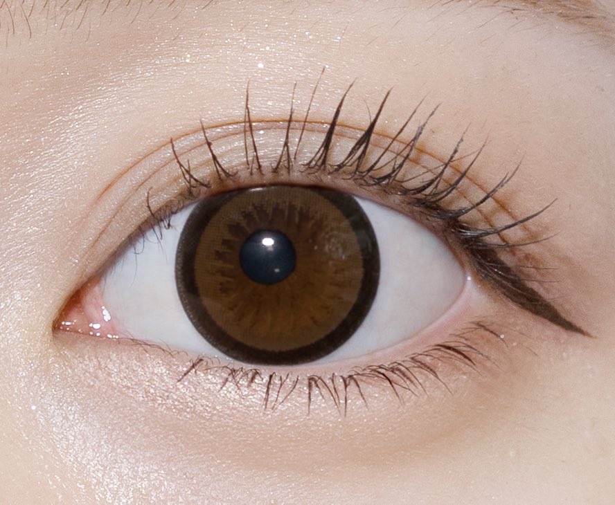 アーモンドはほんっっううとうに可愛いです！！！！うちの黒目のスタッフもめっちゃ愛用してていっつも子犬みたいなくりくりの目です🐶💗派手すぎないバブみギャル感がたまらないですモアコンにありますっ