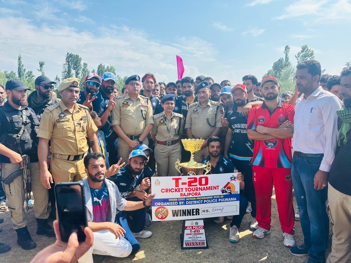Rajpora_Dev's tweet photo. Brilliant of team Rajpora Royal cricket Club to make things better on such a big day. This tournament was simply amazing &amp; it is here to stay. Kudos to @ssppul for successfully finishing the competition n providing supporters with something to be happy about. ❤️ https://t.co/Ehi1Eo2rfS